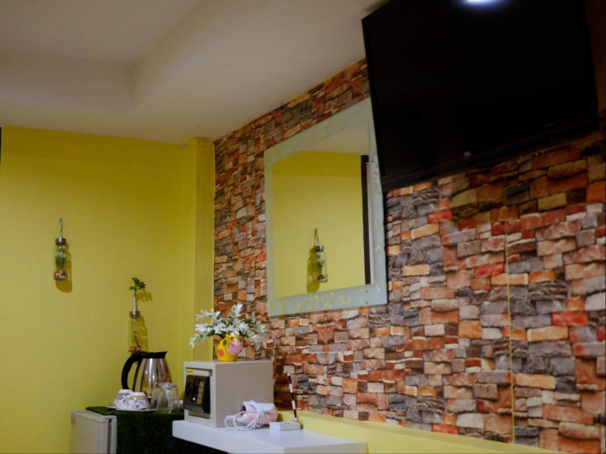 Menulis Coolly House Patong Bed & Breakfast Bagian luar foto